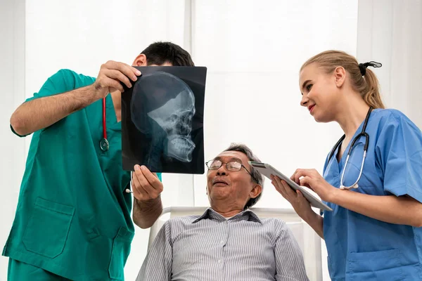 Medico lavoro di squadra con immagine pellicola a raggi x del paziente . — Foto Stock