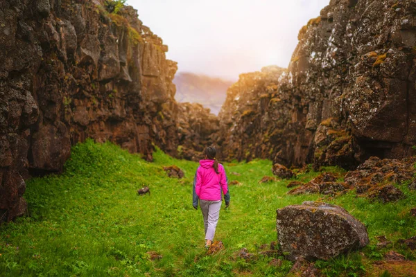 Mulher viajante caminhadas através da paisagem Islândia . — Fotografia de Stock