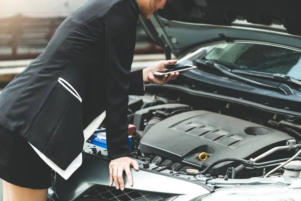 Vrouw wier auto pech vraagt om reparatieservice. — Stockfoto