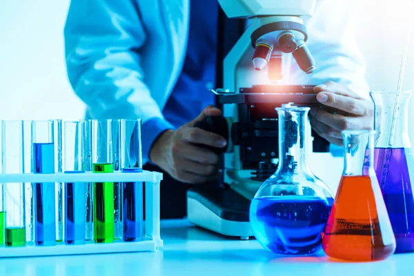 Cientista que trabalha em laboratório farmacêutico . — Fotografia de Stock