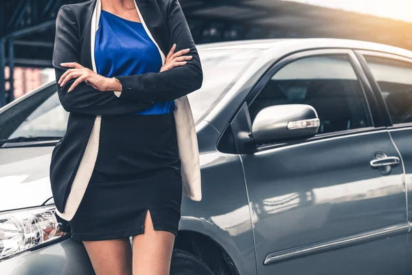 Mujer de negocios de confianza de pie junto al coche. — Foto de Stock