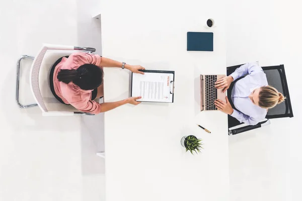 Two young business women meeting for interview. — Stock Photo, Image