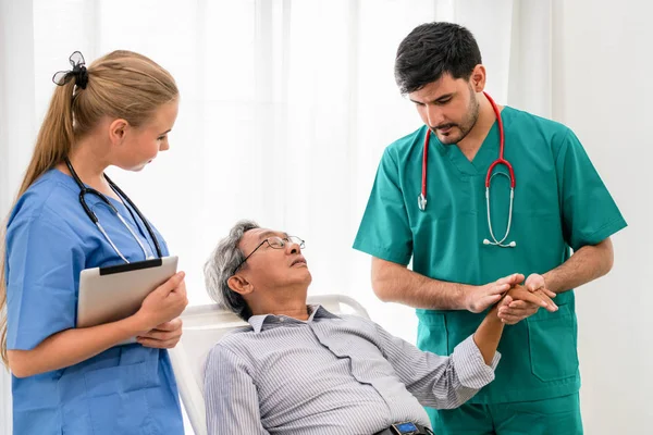 Equipo médico que atiende al paciente adulto mayor . —  Fotos de Stock