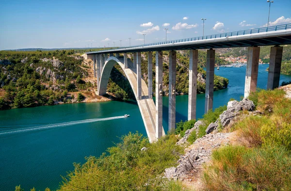 Puente sobre el río Krka. Puente de Sibenik, Croacia . — Foto de Stock