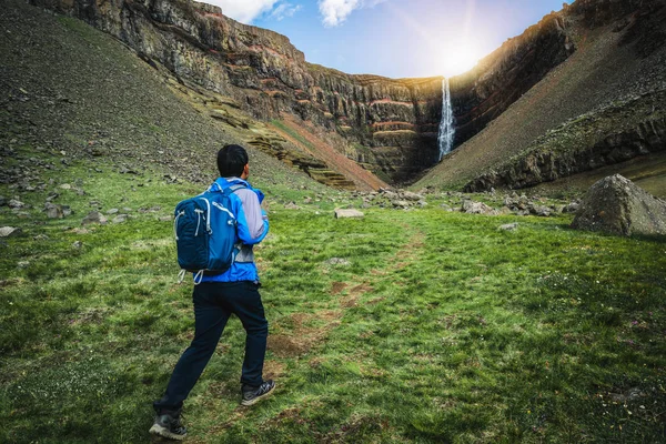Traveler hiking at Hengifoss Waterfall, Iceland. — Stock Photo, Image
