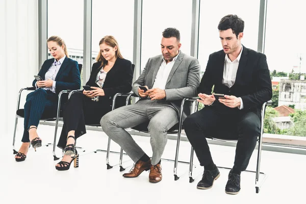 Empresárias e empresários que utilizam o telemóvel . — Fotografia de Stock