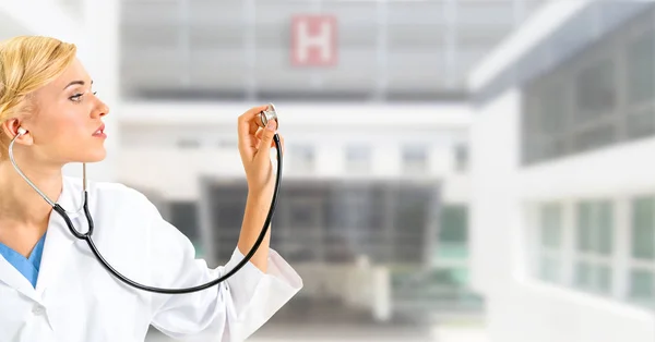 Lékařka pracující v nemocniční ordinaci. — Stock fotografie