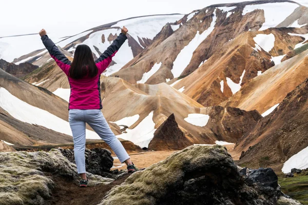 Caminhada de viajantes em Landmannalaugar Islândia Highland — Fotografia de Stock