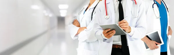 Médico que trabalha no hospital com outros médicos . — Fotografia de Stock