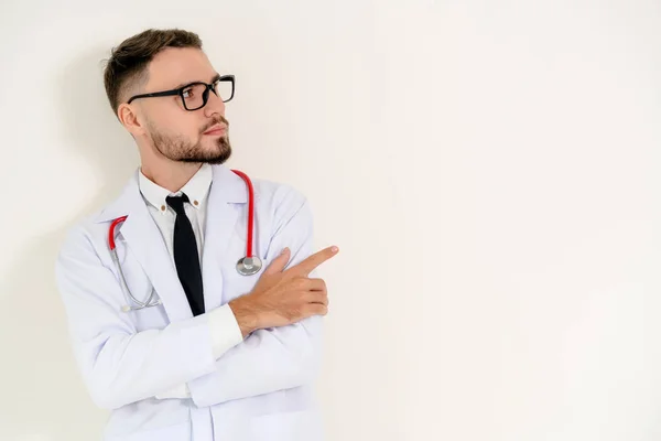 Médico masculino señalando con el dedo el espacio en blanco . — Foto de Stock