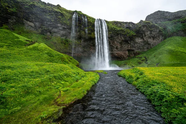 Magiczny wodospad Seljalandsfoss w Islandii. — Zdjęcie stockowe