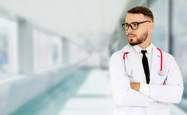 Jovem médico do sexo masculino que trabalha no hospital. — Fotografia de Stock