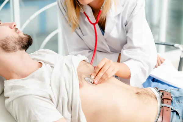 Médecin de femme et patient masculin au bureau de l'hôpital — Photo