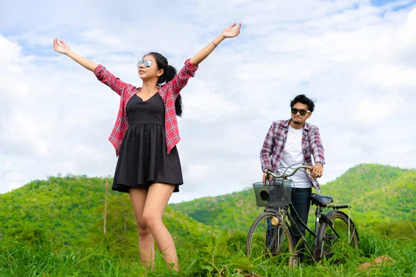Mutlu genç çift tepelerde bisiklet ebinmek.