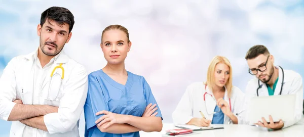 Arzt arbeitet im Krankenhaus mit anderen Ärzten zusammen. — Stockfoto