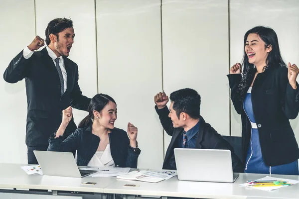 Les gens d'affaires en réunion de groupe travaillent au bureau. — Photo