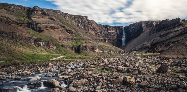 Belle chute d'eau Hengifoss dans l'est de l'Islande. — Photo