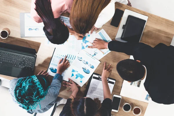 Gente de negocios en reunión de grupo en la oficina. — Foto de Stock