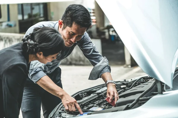 Mann hilft Frau bei der Lösung des Auto-Problems. — Stockfoto