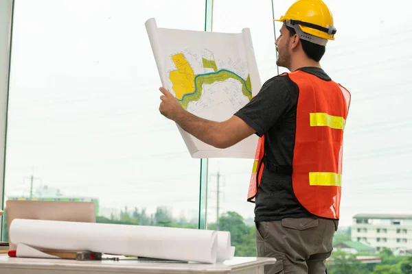 Byggnadsingenjör arbetstagare som arbetar i Office. — Stockfoto