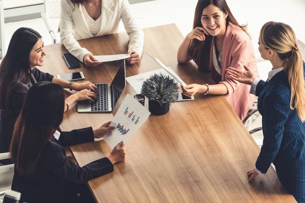 Bizneswoman in Meeting, Laptop Komputer na stole — Zdjęcie stockowe