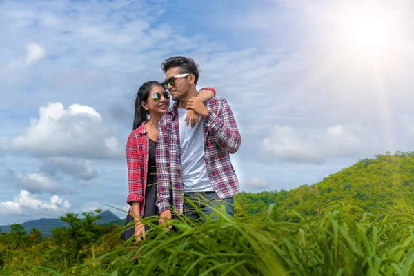 Mutlu çift tepelerde romantik bir yürüyüş.