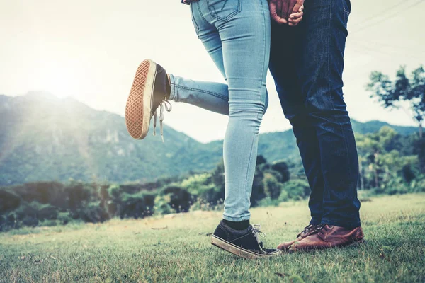 Couple heureux faire une promenade romantique sur les collines . — Photo