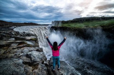 Gezgin İzlanda Dettifoss Şelalesi'ne Seyahat