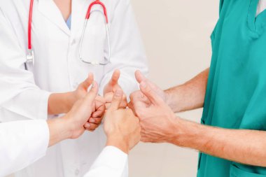 Tıbbi hizmet çalışması - Doktor, cerrah ve hemşire birleştirmek el ele tutusun.