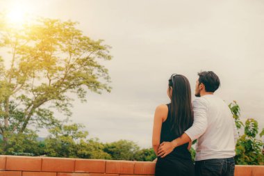 Mutlu çift tepelerde romantik bir yürüyüş.