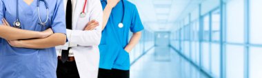 Doktor diğer doktorlar ile hastanede çalışıyor.