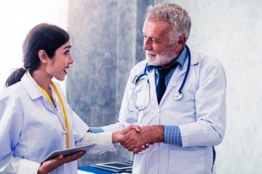 Başka bir doktorla çalışan kıdemli erkek doktor.