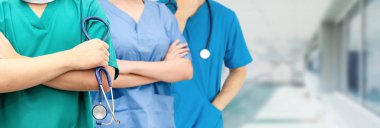 Doktor diğer doktorlar ile hastanede çalışıyor.