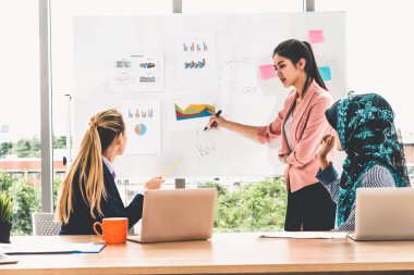 Takım çalışması toplantısında çok kültürlü çalışma grubu.