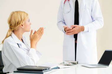 Hastanedeki kadın doktor eşiyle konuşuyor.