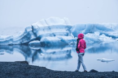 Izlanda 'da Jokulsarlon buzul lagünü seyahat.