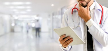 Hastanede tablet bilgisayar kullanan bir doktor..