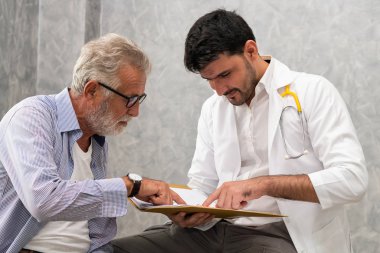 Kıdemli hasta hastanede doktor ziyaret.