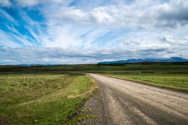 Kırsal manzara ile boş toprak yol.