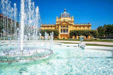 Zagreb Sanat Pavyonu ve güzel park Zagreb şehir merkezinde güneşli bir yaz gününde, Hırvatistan'ın başkenti.