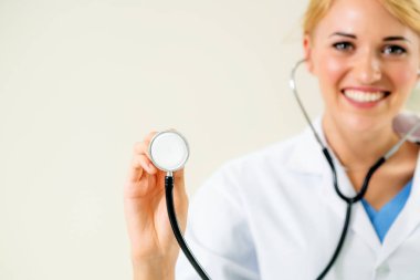 Kadın doktor boş alana stetoskop işaret.