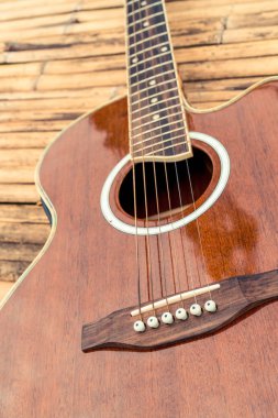 Ahşap arka plan üzerinde klasik gitar.