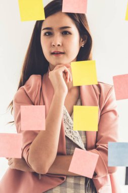 Yaratıcı fikirler düşünen mutlu genç kadın.