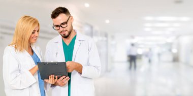 Doktorlar iş arkadaşlarıyla hastanede çalışıyorlar..