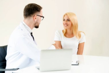 Hastane Ofisinde Erkek Doktor ve Kadın Hasta