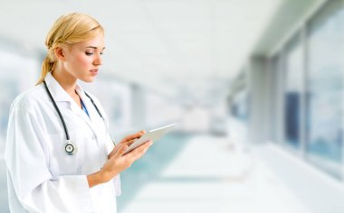 Hastanede tablet bilgisayar kullanan bir doktor..