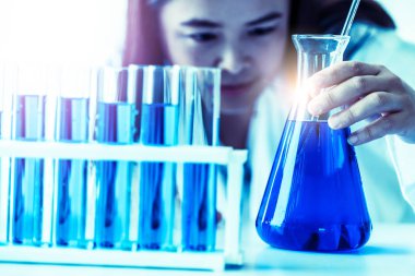 Biyokimya laboratuvarında çalışan bilim adamı.