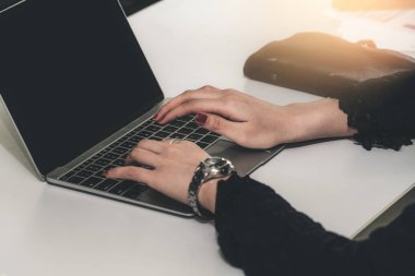 Ofiste bilgisayar kullanan iş kadını.