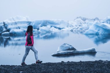 Izlanda 'da Jokulsarlon buzul lagünü seyahat.