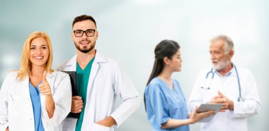 Doktor diğer doktorlar ile hastanede çalışıyor.